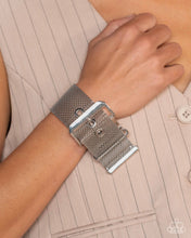 Load image into Gallery viewer, Defiant Display - Silver -EMP 25 W1

