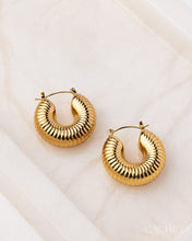 Load image into Gallery viewer, Strata - 18k Gold
