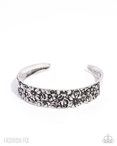 Abundantly Antiqued - Aug Fashion Fix 25