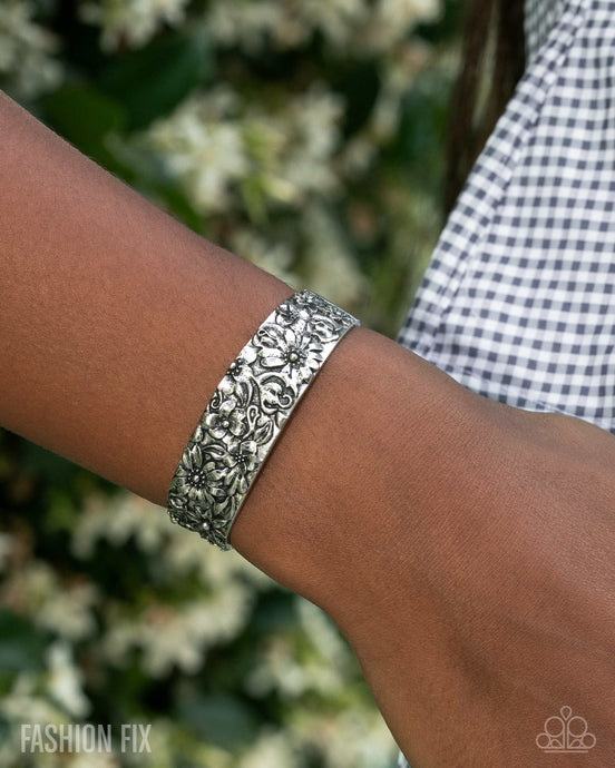 Abundantly Antiqued - Aug Fashion Fix 25